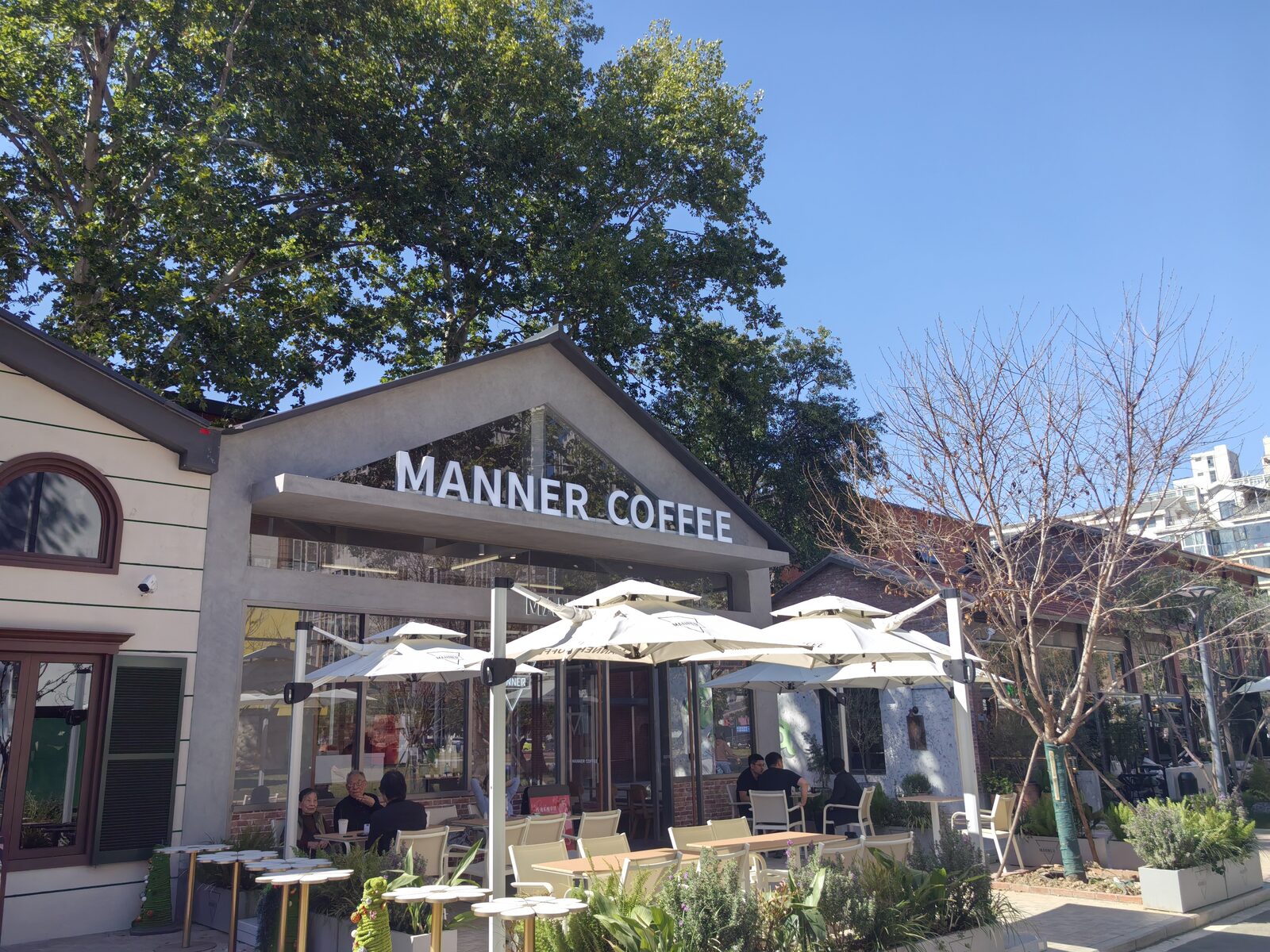 园区里的 MANNER 咖啡,遮阳伞支了一片
